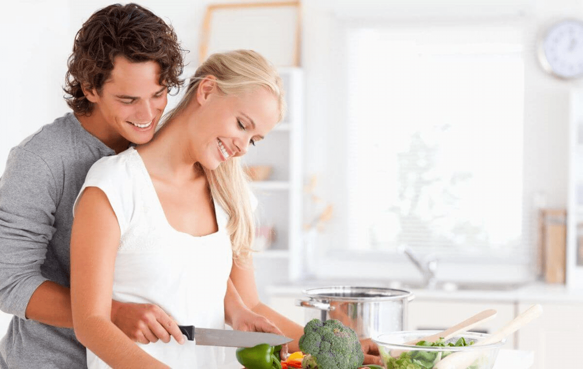 Un jeune couple cuisine