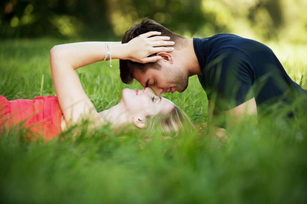 une femme et un homme qui utilisaient des produits pour augmenter la puissance