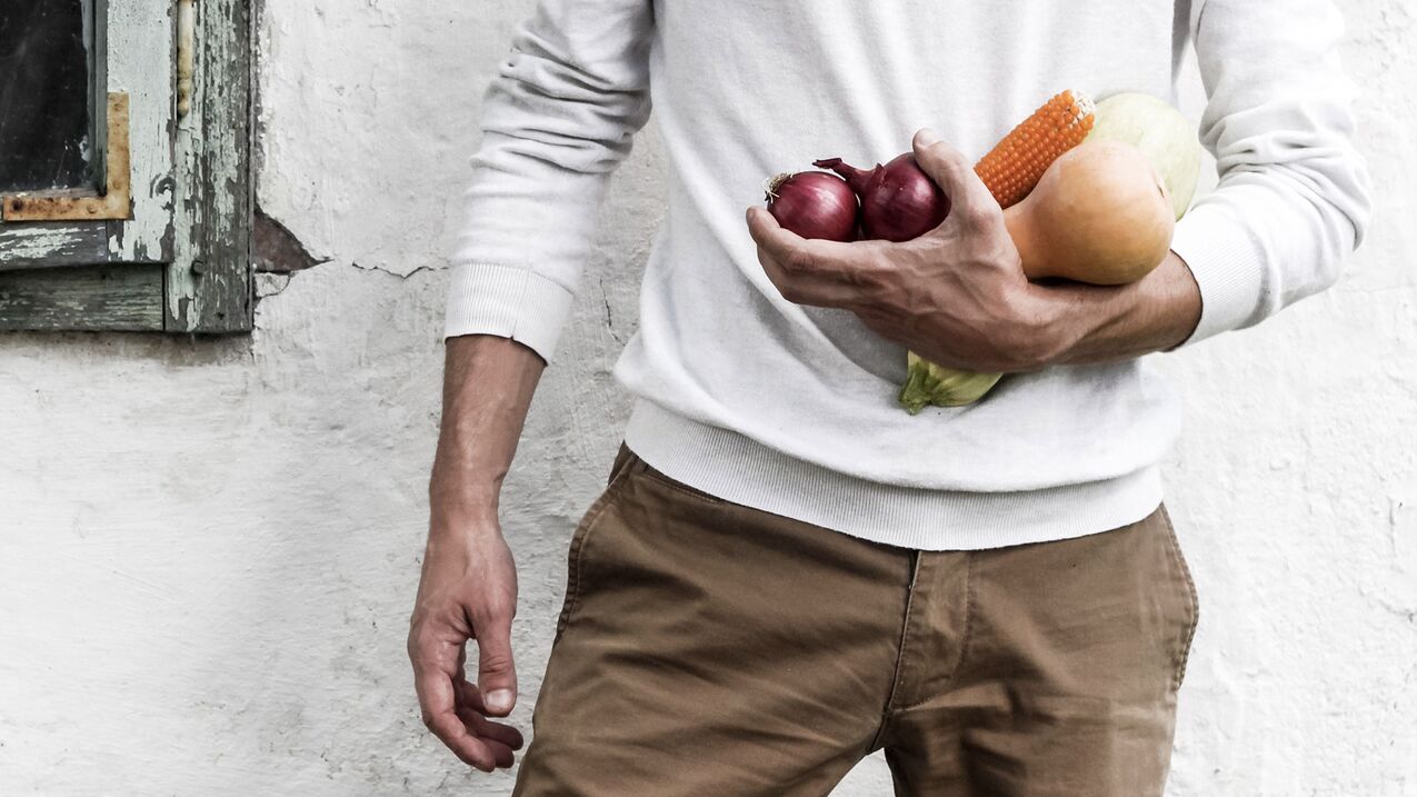 Homme avec une alimentation saine pour la puissance