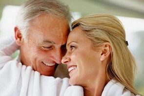 homme heureux qui a augmenté sa puissance après 50 ans