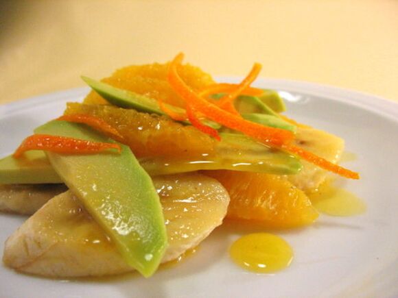 Salade d'avocat, de banane et d'orange pour une érection stable chez les hommes